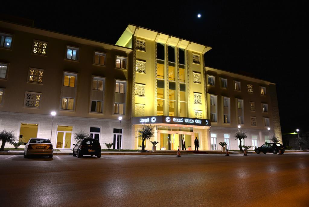 Grand White City Hotel Берат Екстериор снимка